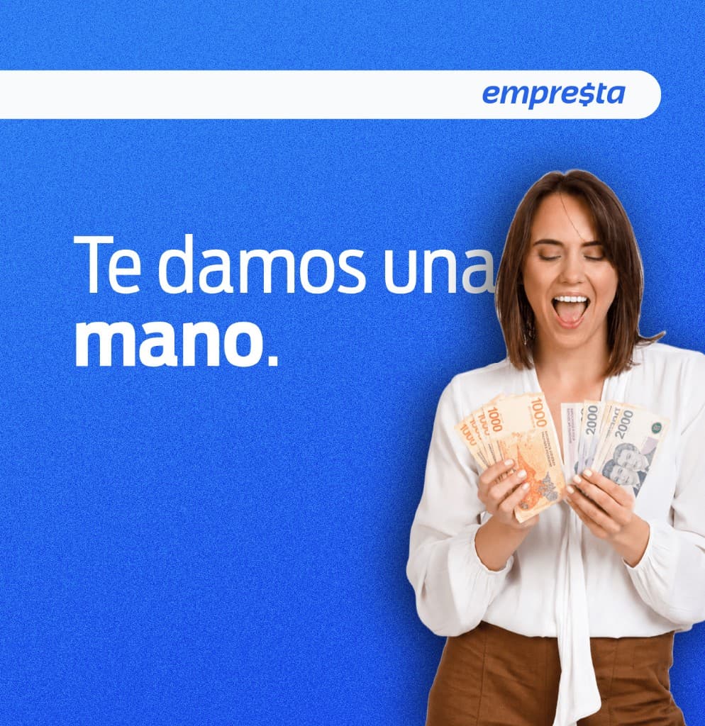 Empresta — Te damos una mano. Mujer feliz sosteniendo billetes argentinos.
