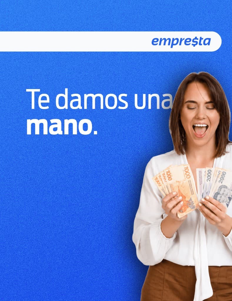 Empresta — Te damos una mano. Mujer feliz sosteniendo billetes argentinos.